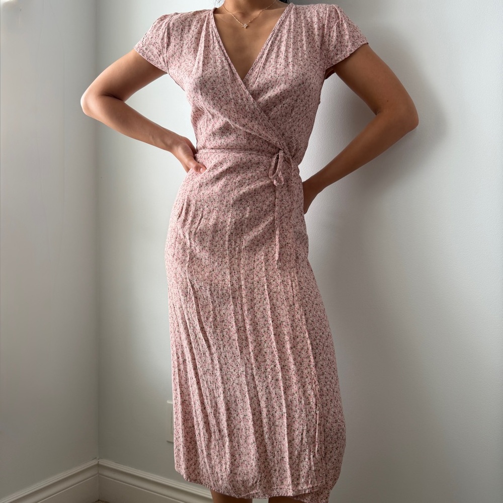 Old Label Brandy Melville Pink Short Sleeve Floral Wrap Midi Dress - X-Small
